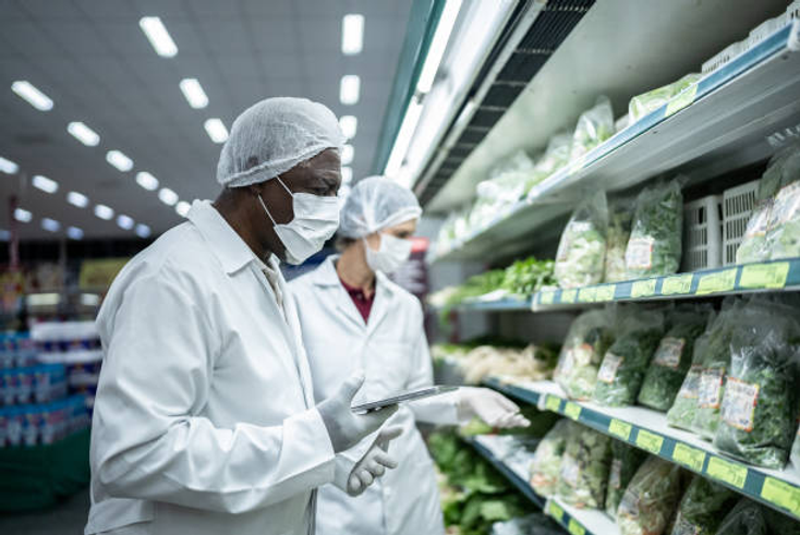 manipulador de alimentos en su trabajo